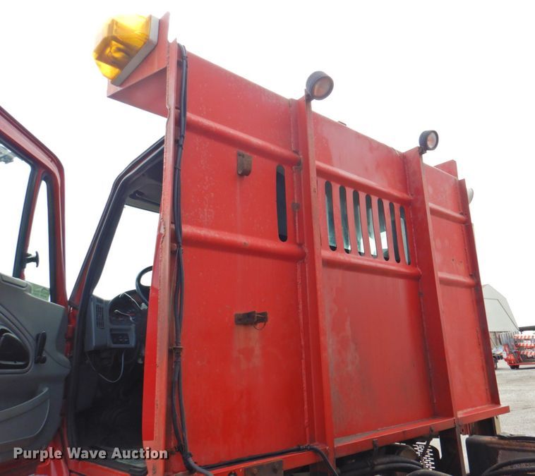 image for item DP4724 2006 International 7600  hook lift truck