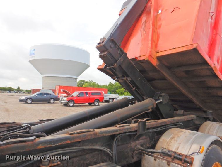 image for item DP4724 2006 International 7600  hook lift truck