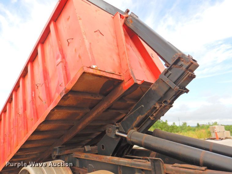 image for item DP4724 2006 International 7600  hook lift truck