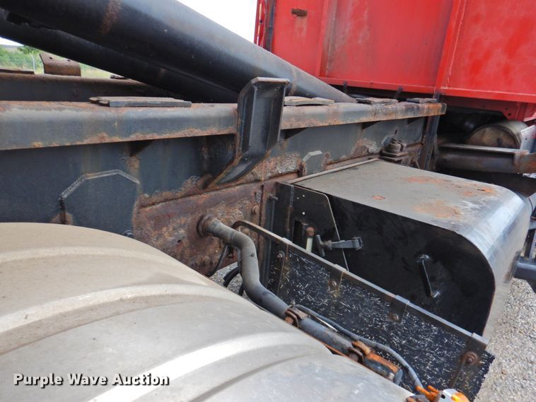 image for item DP4724 2006 International 7600  hook lift truck