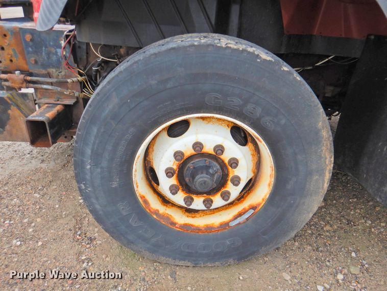 image for item DP4724 2006 International 7600  hook lift truck