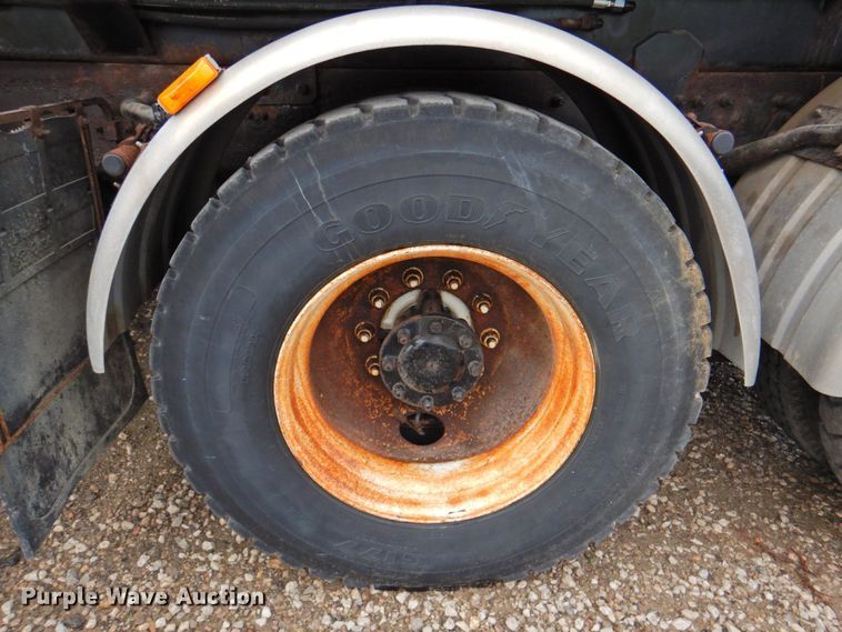 image for item DP4724 2006 International 7600  hook lift truck