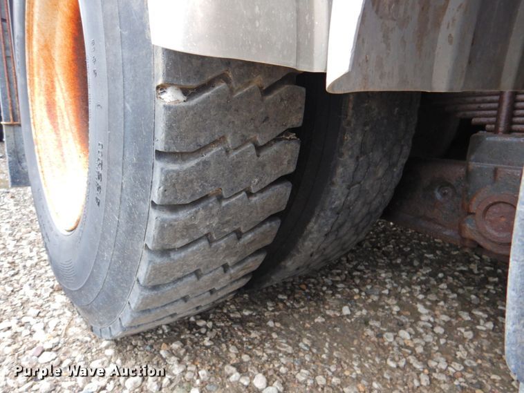 image for item DP4724 2006 International 7600  hook lift truck