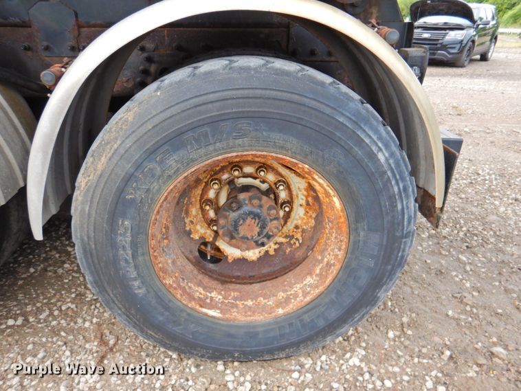 image for item DP4724 2006 International 7600  hook lift truck