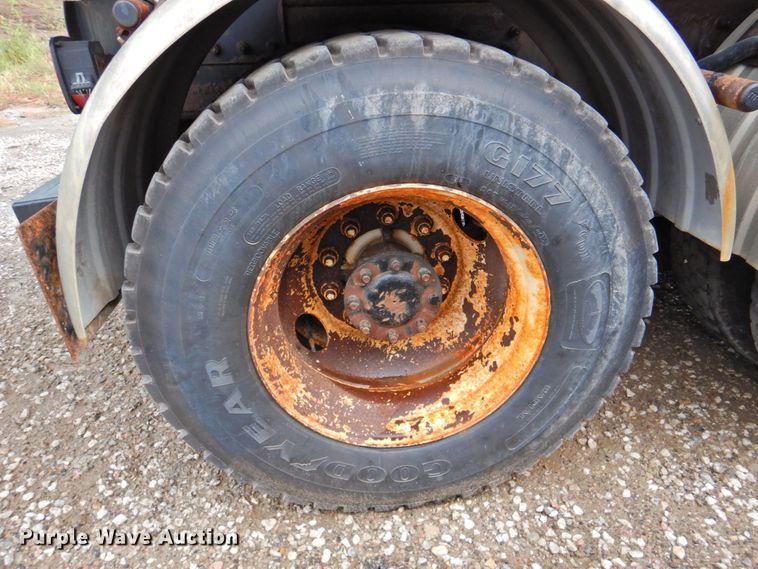 image for item DP4724 2006 International 7600  hook lift truck