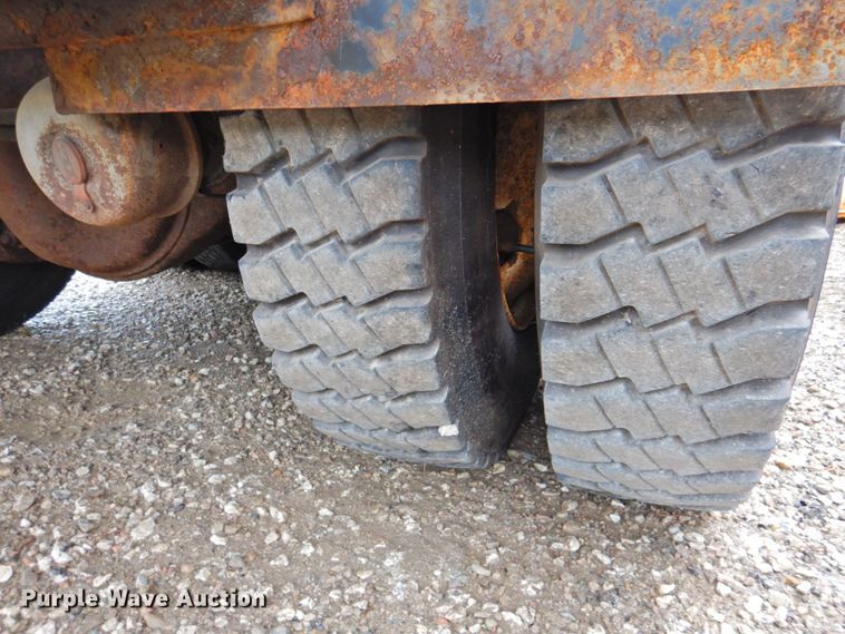 image for item DP4724 2006 International 7600  hook lift truck