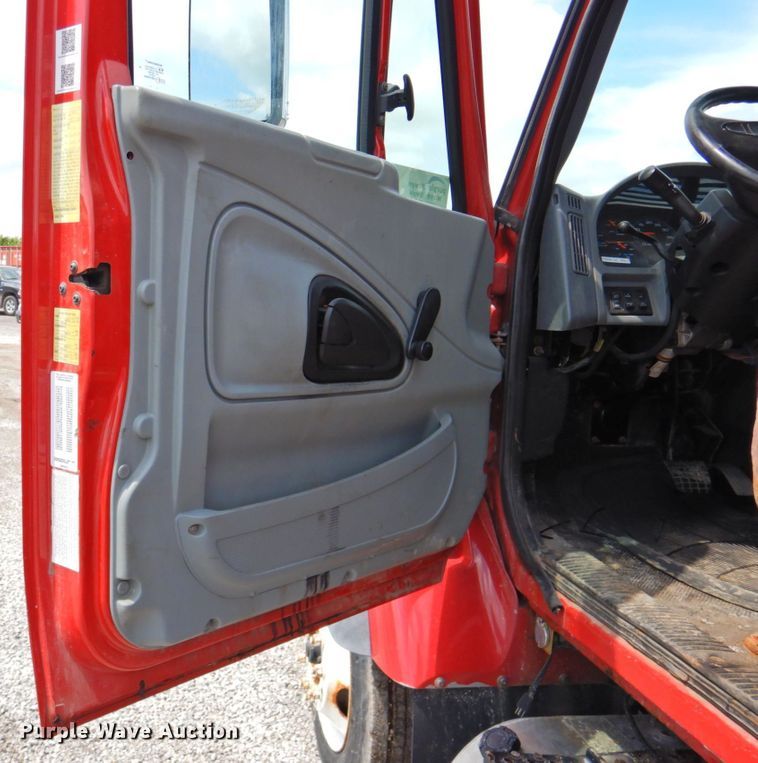 image for item DP4726 2005 International 7300  dump flatbed truck