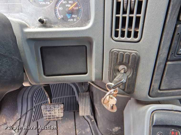 image for item DP4726 2005 International 7300  dump flatbed truck