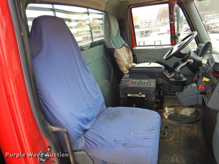 image for item DP4726 2005 International 7300  dump flatbed truck