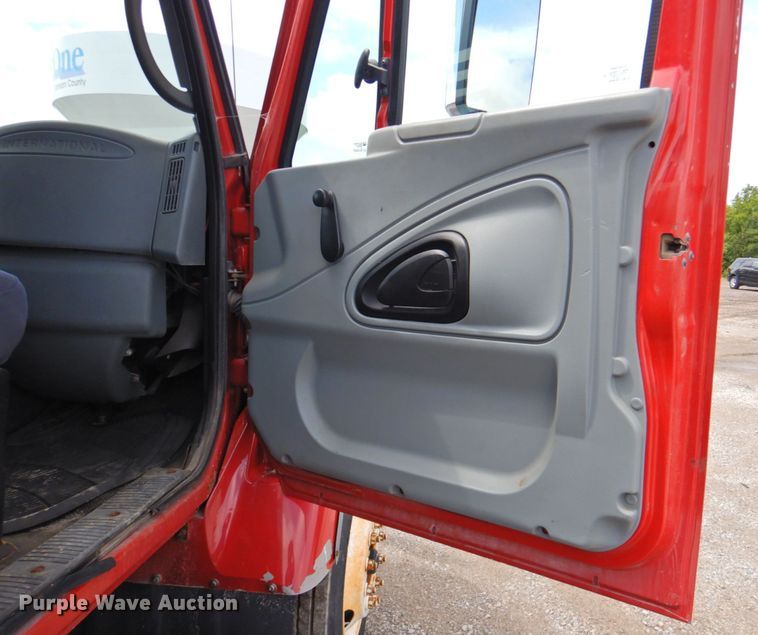 image for item DP4726 2005 International 7300  dump flatbed truck