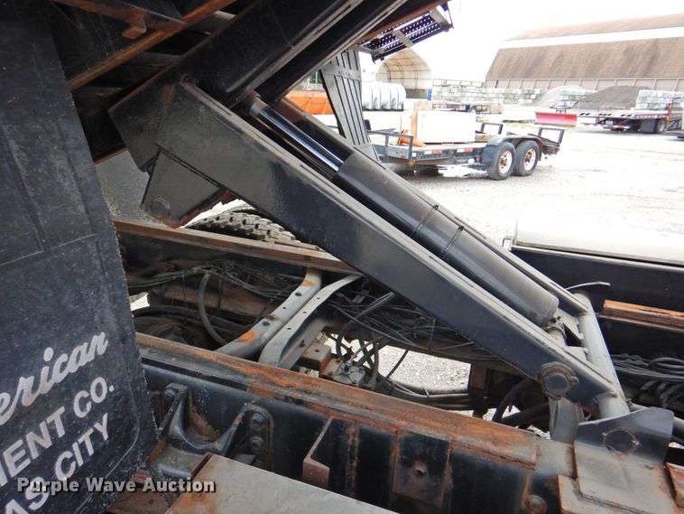 image for item DP4726 2005 International 7300  dump flatbed truck