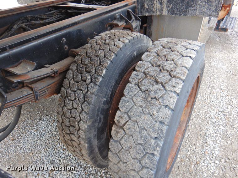 image for item DP4726 2005 International 7300  dump flatbed truck