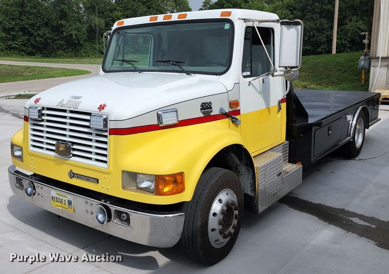 image for item JB9044 2000 International 4700  flatbed truck