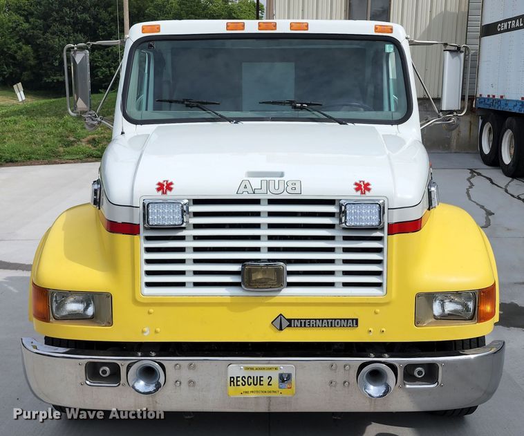 image for item JB9044 2000 International 4700  flatbed truck