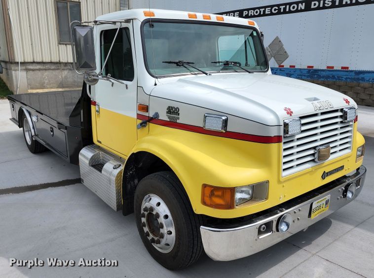 image for item JB9044 2000 International 4700  flatbed truck