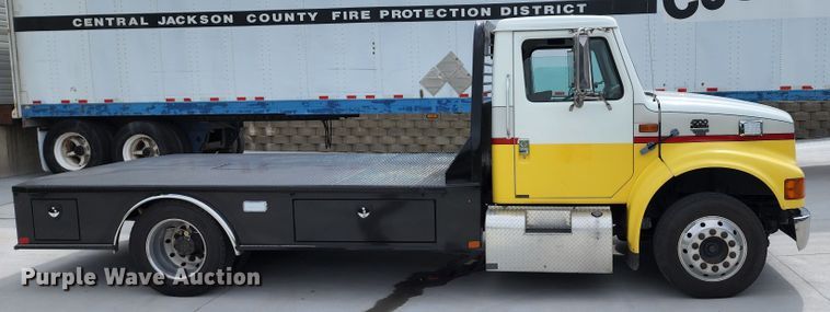 image for item JB9044 2000 International 4700  flatbed truck