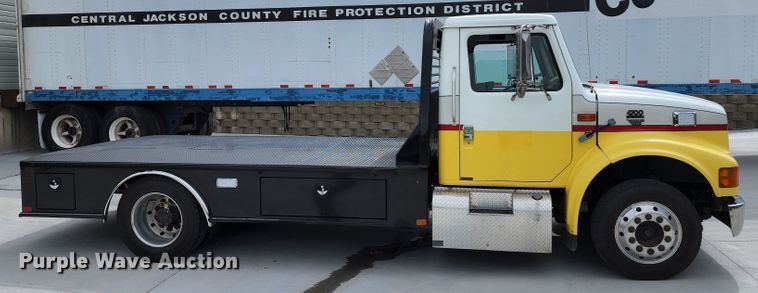 image for item JB9044 2000 International 4700  flatbed truck