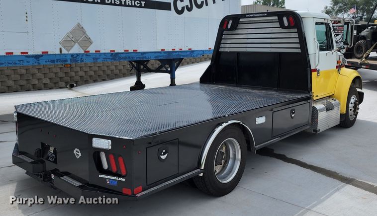 image for item JB9044 2000 International 4700  flatbed truck