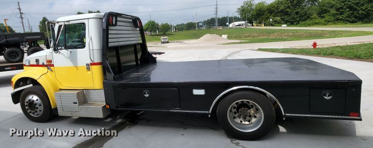 image for item JB9044 2000 International 4700  flatbed truck