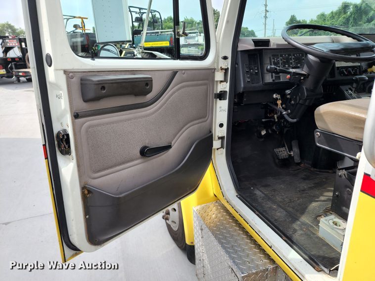 image for item JB9044 2000 International 4700  flatbed truck