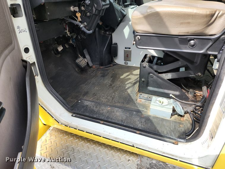 image for item JB9044 2000 International 4700  flatbed truck