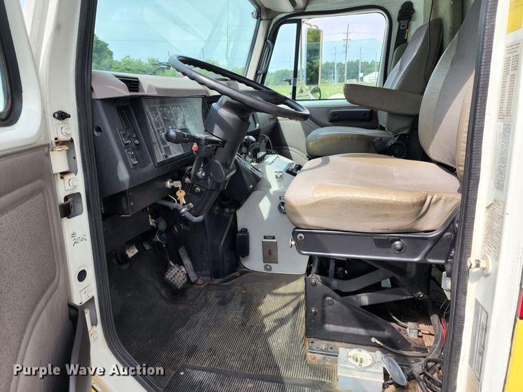 image for item JB9044 2000 International 4700  flatbed truck