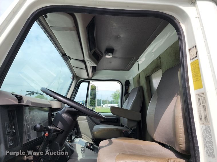 image for item JB9044 2000 International 4700  flatbed truck