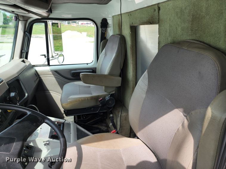 image for item JB9044 2000 International 4700  flatbed truck