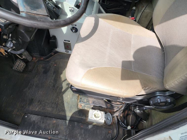 image for item JB9044 2000 International 4700  flatbed truck