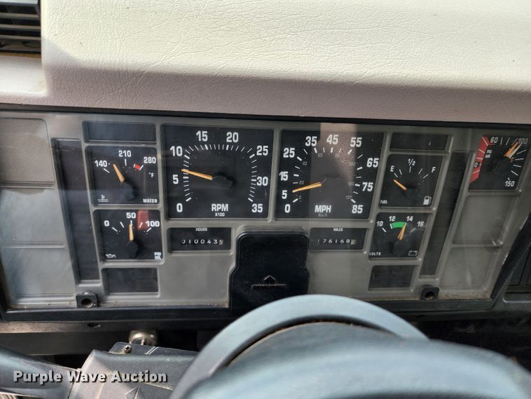 image for item JB9044 2000 International 4700  flatbed truck