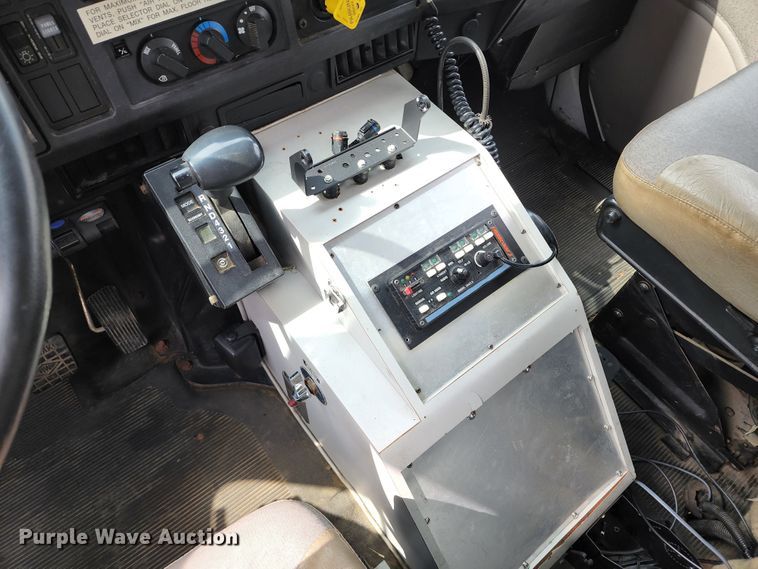 image for item JB9044 2000 International 4700  flatbed truck