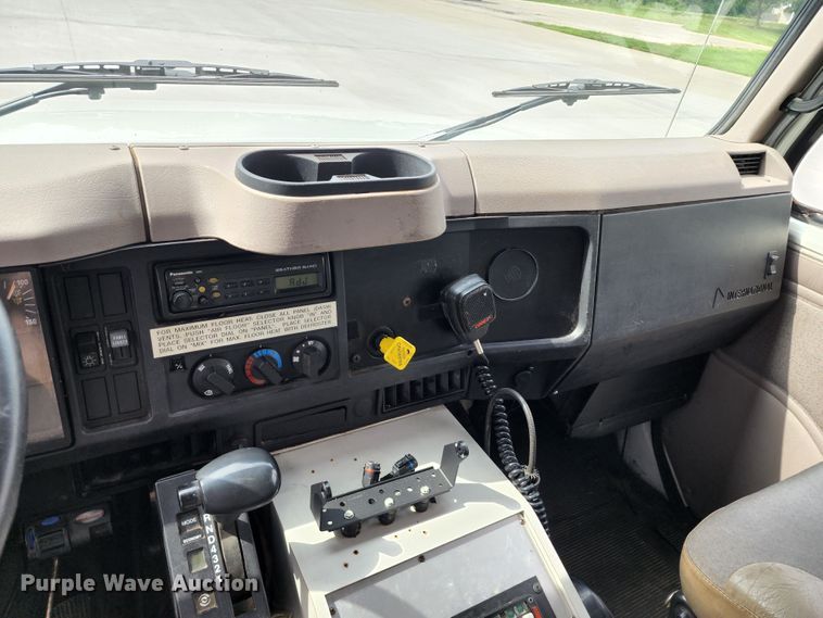 image for item JB9044 2000 International 4700  flatbed truck