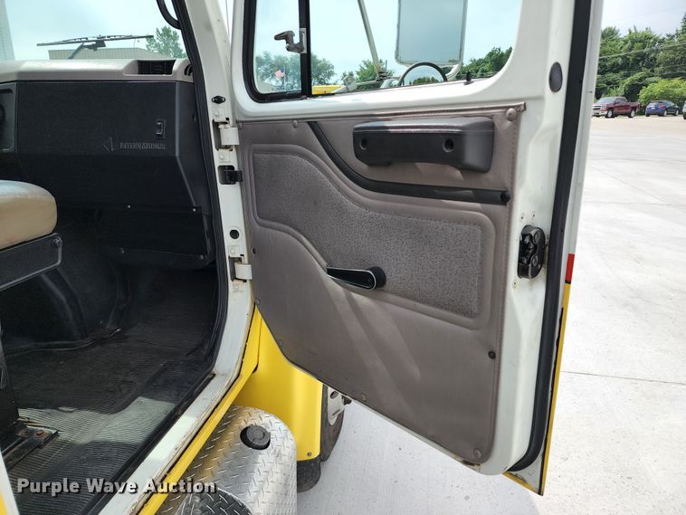 image for item JB9044 2000 International 4700  flatbed truck