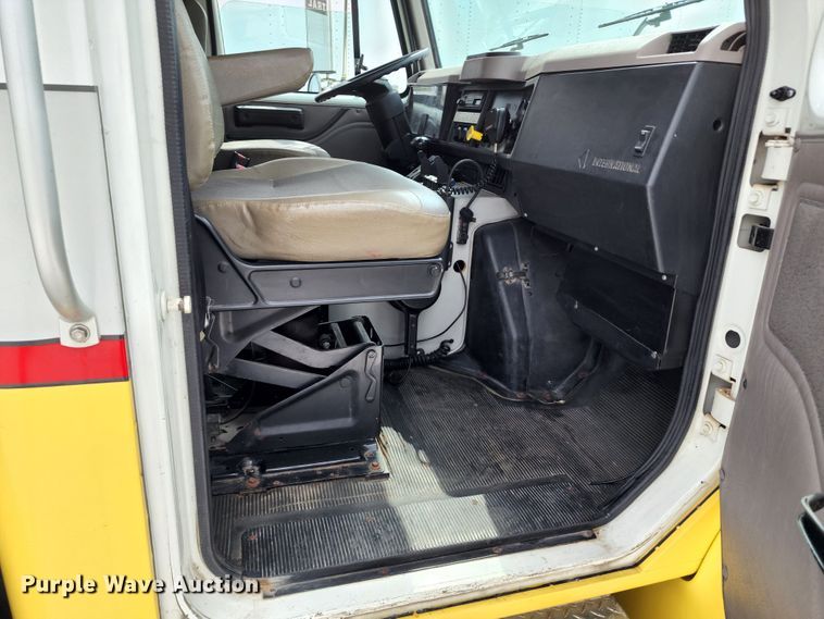 image for item JB9044 2000 International 4700  flatbed truck