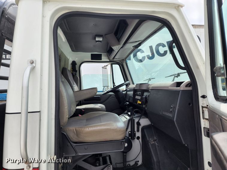 image for item JB9044 2000 International 4700  flatbed truck