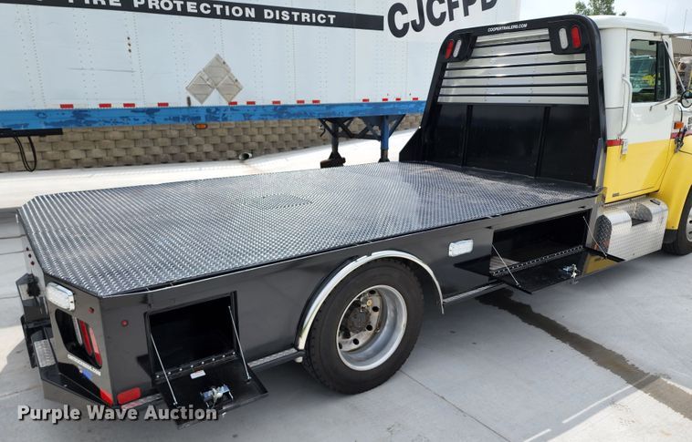 image for item JB9044 2000 International 4700  flatbed truck