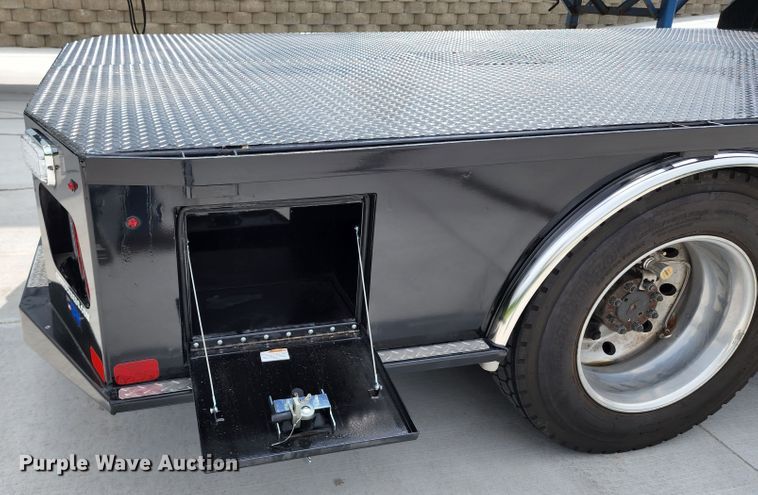 image for item JB9044 2000 International 4700  flatbed truck