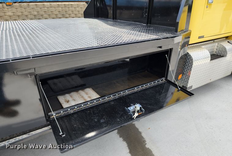 image for item JB9044 2000 International 4700  flatbed truck