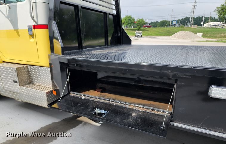 image for item JB9044 2000 International 4700  flatbed truck