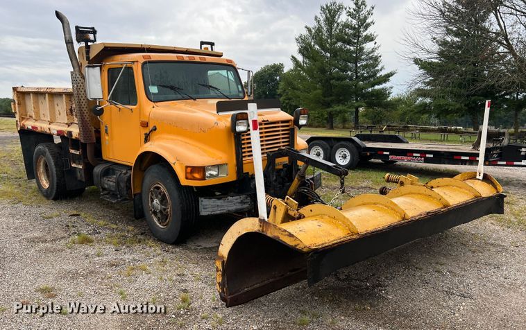 image for item JM9213 1992 International 4900  dump truck