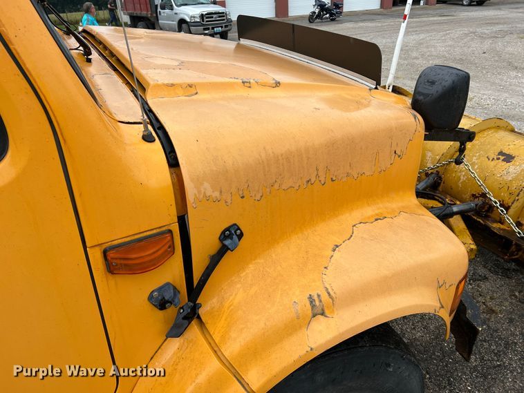 image for item JM9213 1992 International 4900  dump truck