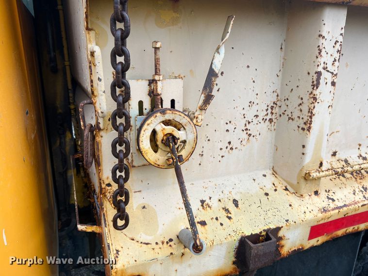 image for item JM9213 1992 International 4900  dump truck