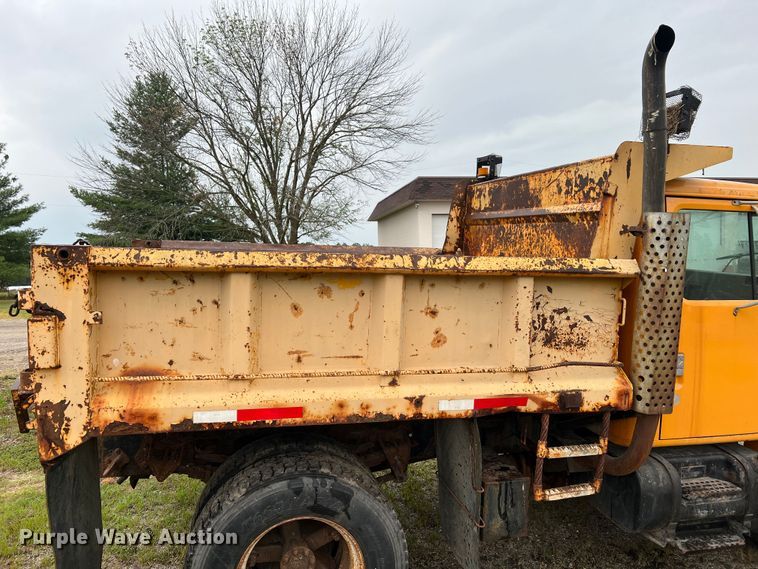 image for item JM9213 1992 International 4900  dump truck