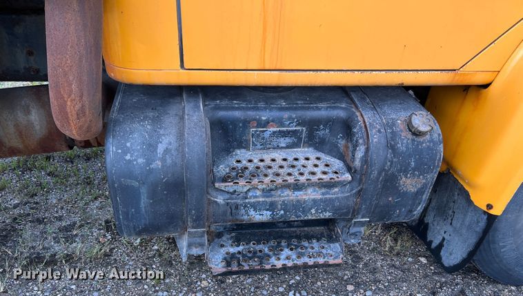 image for item JM9213 1992 International 4900  dump truck