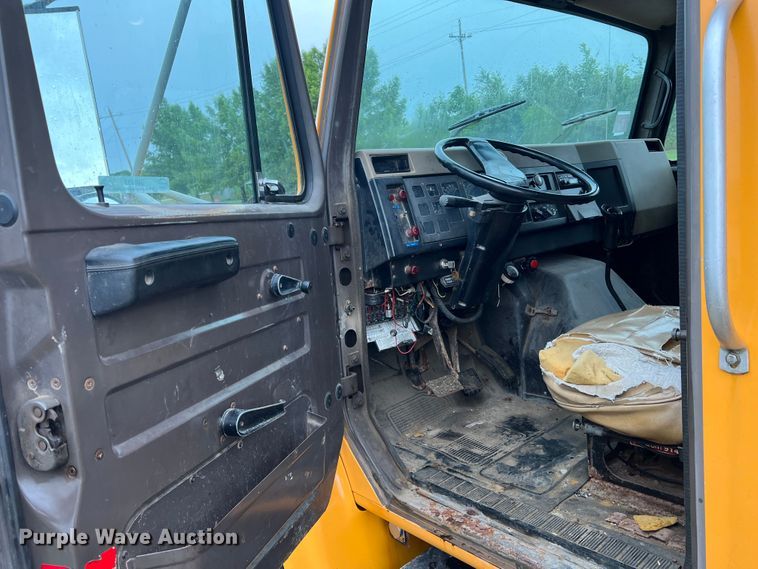 image for item JM9213 1992 International 4900  dump truck