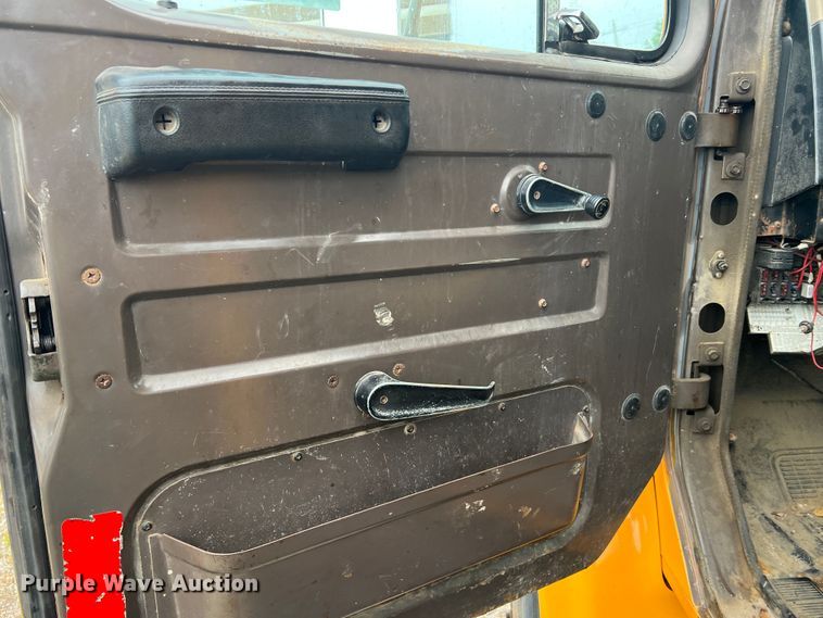 image for item JM9213 1992 International 4900  dump truck