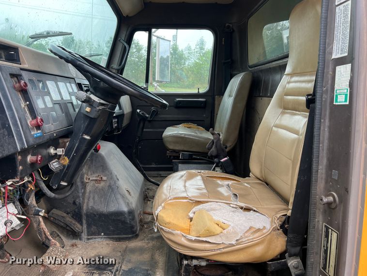 image for item JM9213 1992 International 4900  dump truck