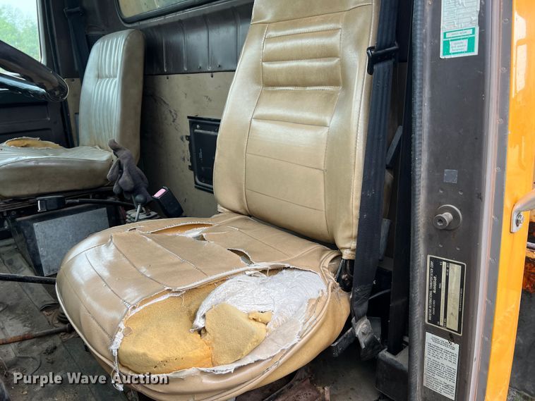 image for item JM9213 1992 International 4900  dump truck