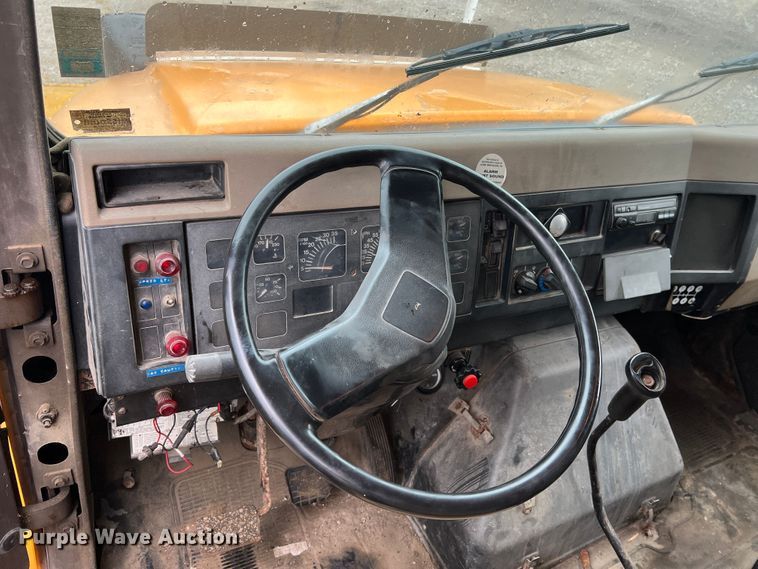 image for item JM9213 1992 International 4900  dump truck