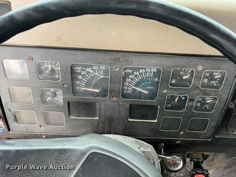 image for item JM9213 1992 International 4900  dump truck